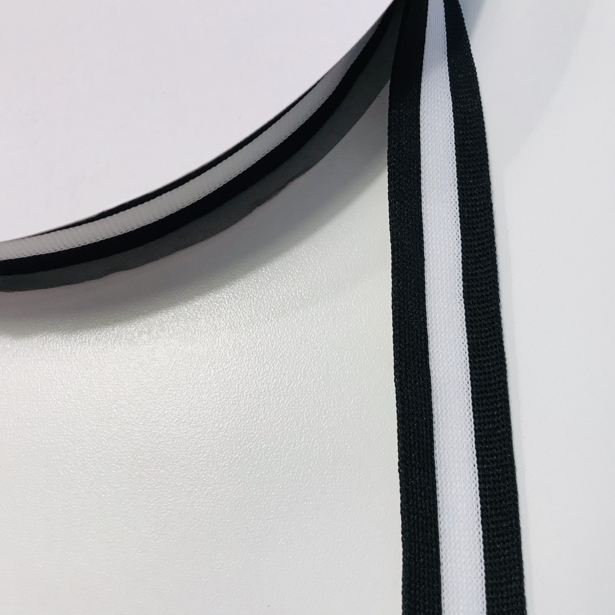 Strik-bånd sort/hvid stribet 25 mm - RiLa Stof Design