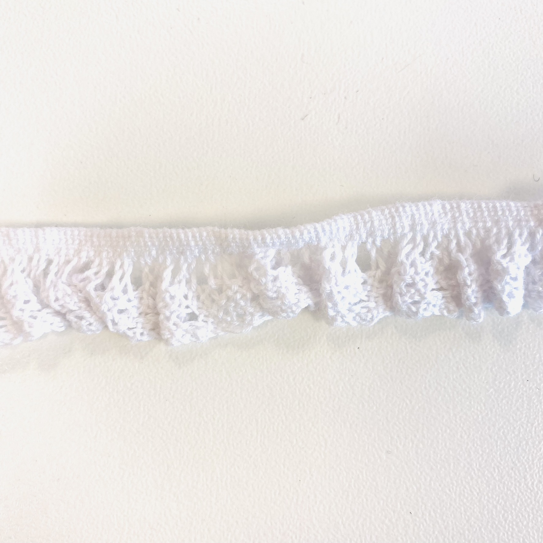 Hvid elastik med hæklet bomulds blonde, 15 mm - RiLa Stof &